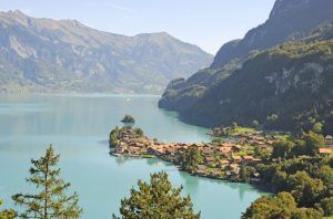 Piscina a la orilla del lago Brienz-infosvalencia